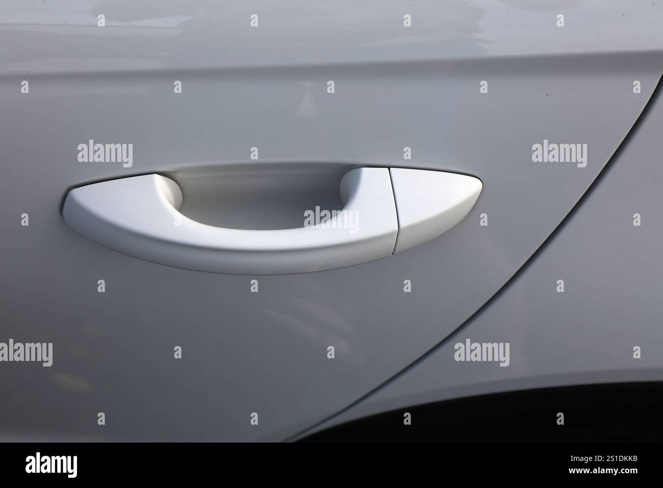 Poignée de porte de voiture gros plan dans une voiture moderne compacte générique. Banque D'Images