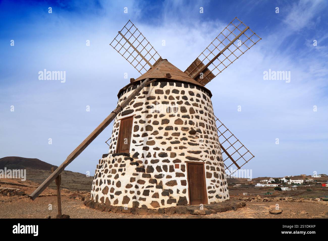 Moulin à vent historique dans l'île de Fuerteventura des îles Canaries, Espagne. Paysage volcanique de Molino de Villaverde. Banque D'Images