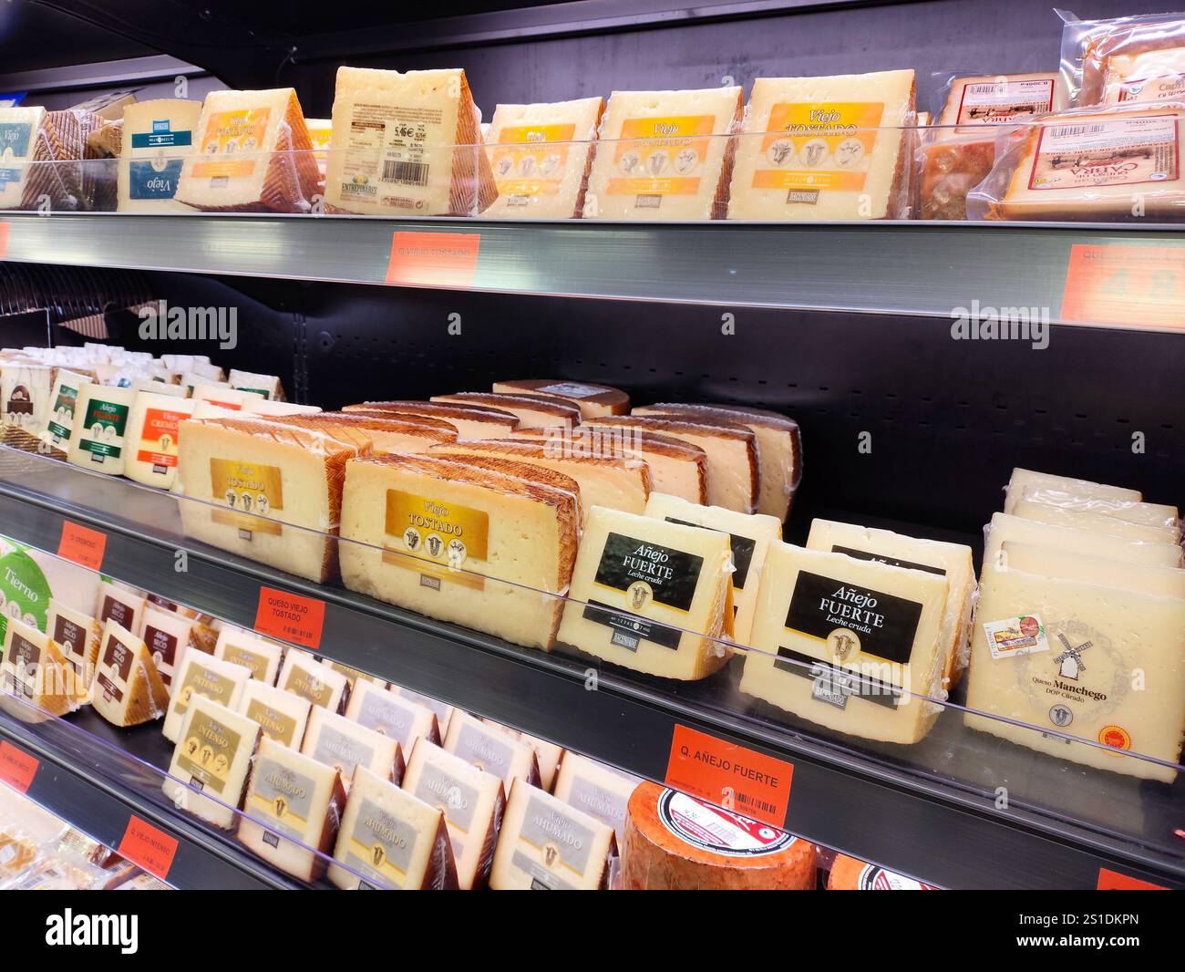 FUERTEVENTURA, ESPAGNE - 30 NOVEMBRE 2024 : allée locale de fromage majorero dans un supermarché de Fuerteventura, Espagne. Banque D'Images