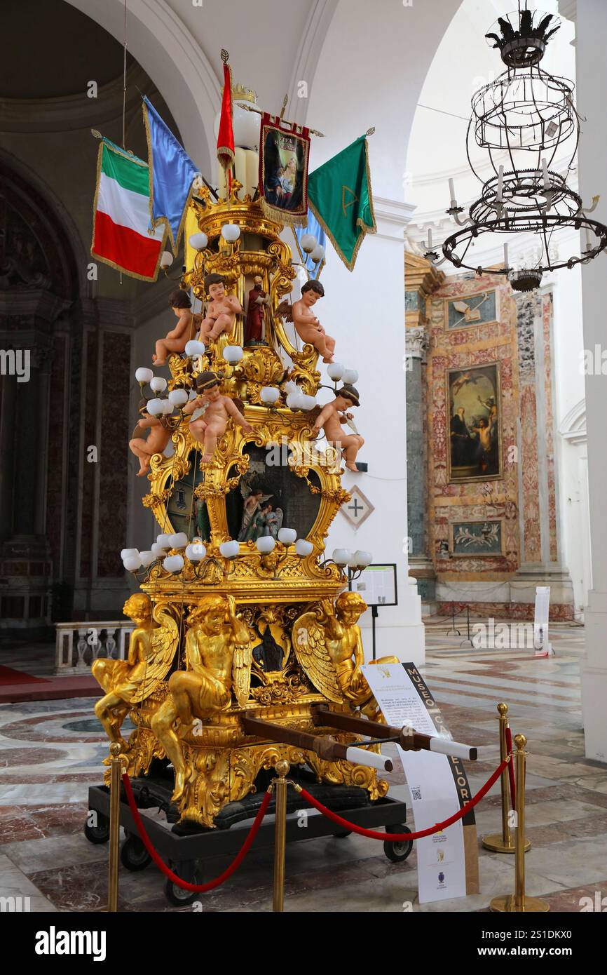 CATANE, ITALIE - 7 AOÛT 2024 : intérieur de l'église San Nicolo l'Arena dans la ville de Catane sur l'île de Sicile, Italie. Plateau de bougie Candelore préparé pour Banque D'Images