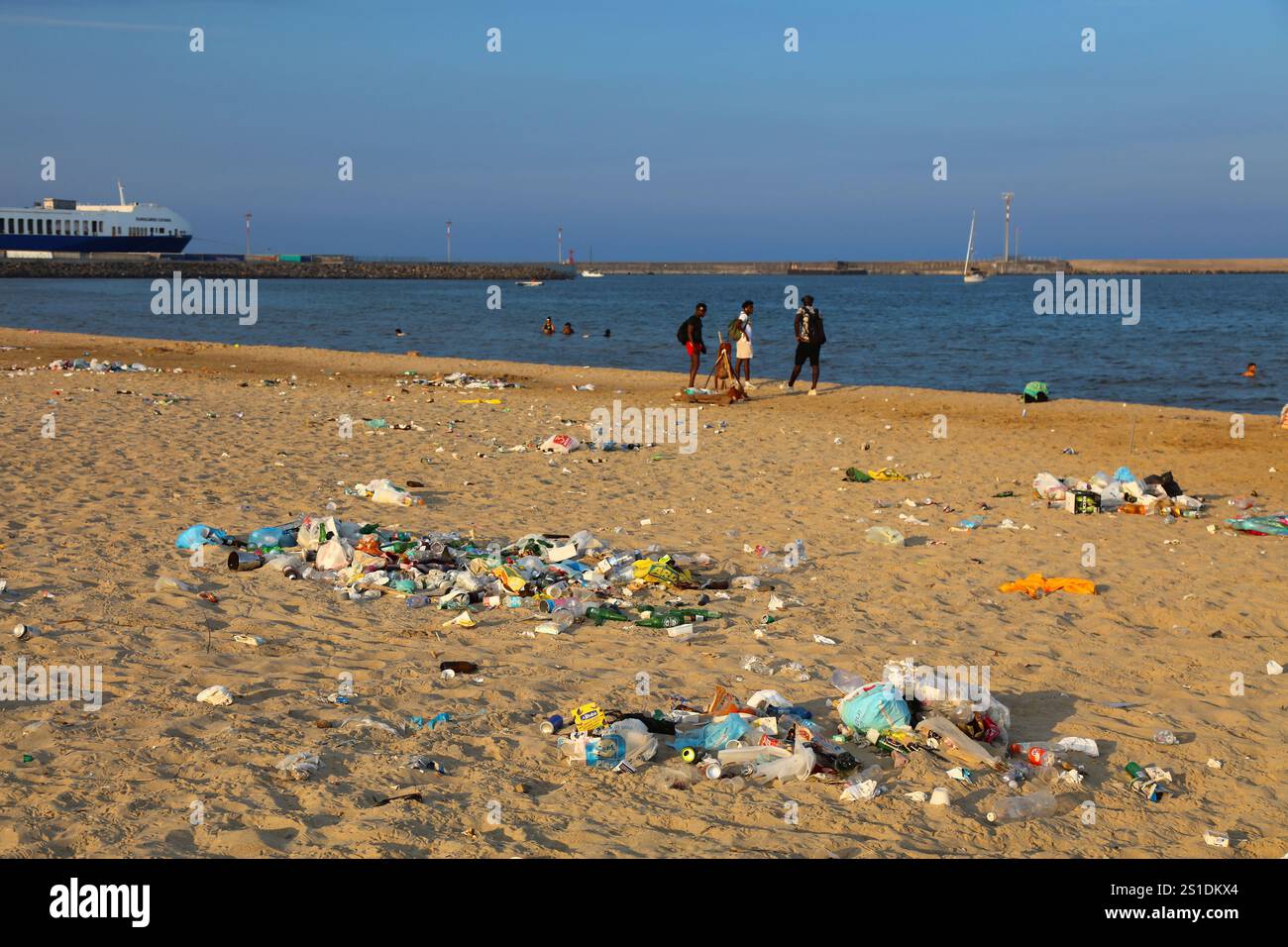 CATANE, ITALIE - 7 AOÛT 2024 : pollution des ordures la plage en été dans la ville de Catane sur l'île de Sicile, Italie. Banque D'Images