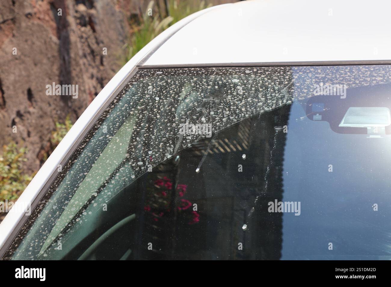 Une voiture sale a besoin d'être lavée. Petite voiture avec de la saleté sur le pare-brise. Banque D'Images