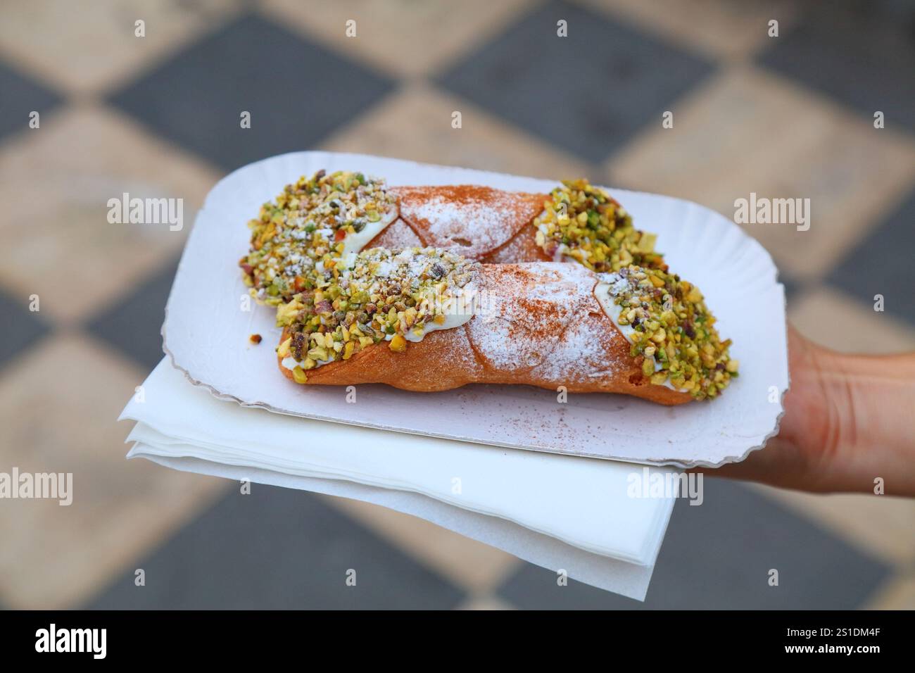 Pâtisserie cannoli au fromage à la crème et aux pistaches à Catane, Sicile. Cuisine italienne. Banque D'Images