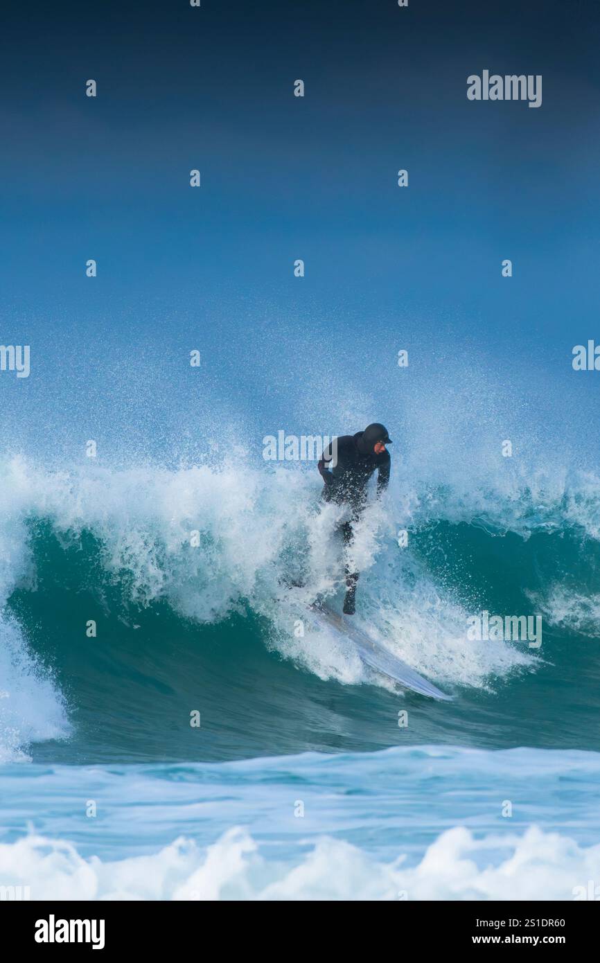 Spectaculaire action de surf sur les grosses vagues à Fistral Beach à Newquay en Cornouailles au Royaume-Uni. Banque D'Images