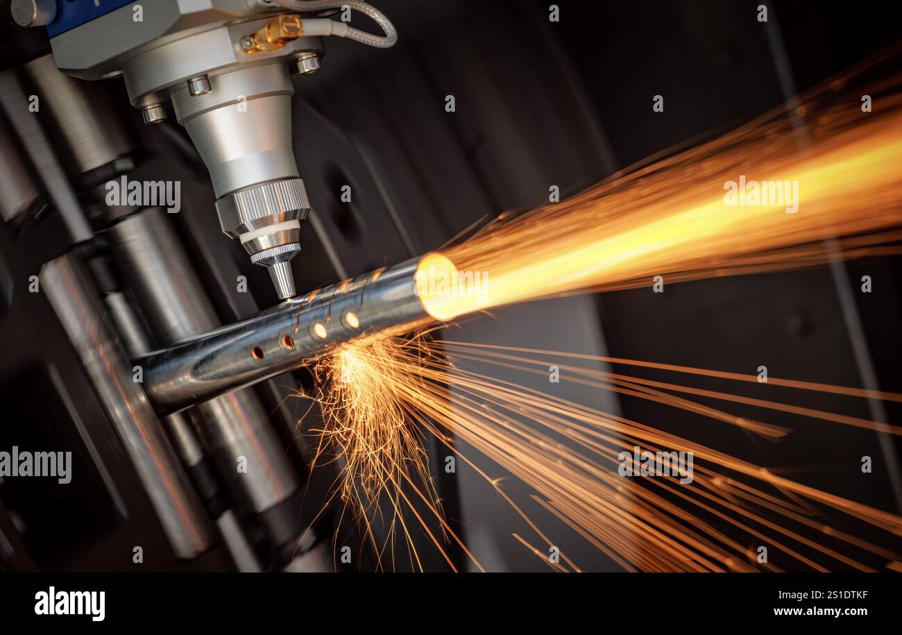 CNC laser et découpe au gaz du métal, technologie industrielle moderne faisant des détails industriels. L'optique laser et CNC sont utilisés pour diriger le matériau o Banque D'Images