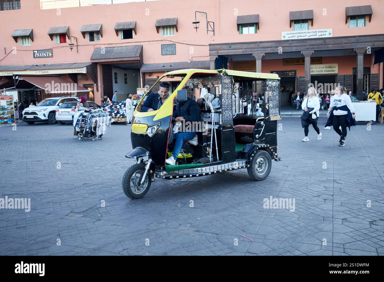 transport tuk-tuk moto à trois roues dans la vieille médina de marrakech, maroc Banque D'Images