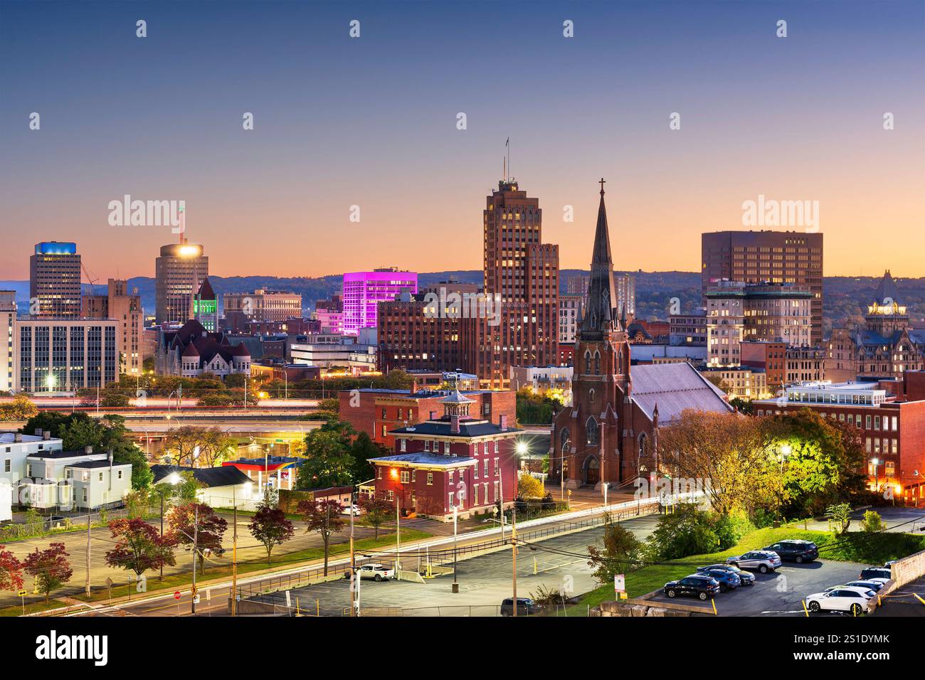 Syracuse, New York, USA ville skyline au crépuscule. Banque D'Images