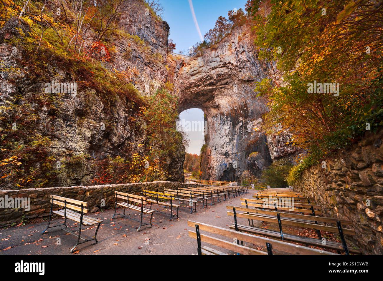 Natural Bridge, Virginie, États-Unis avec sièges en automne. Banque D'Images