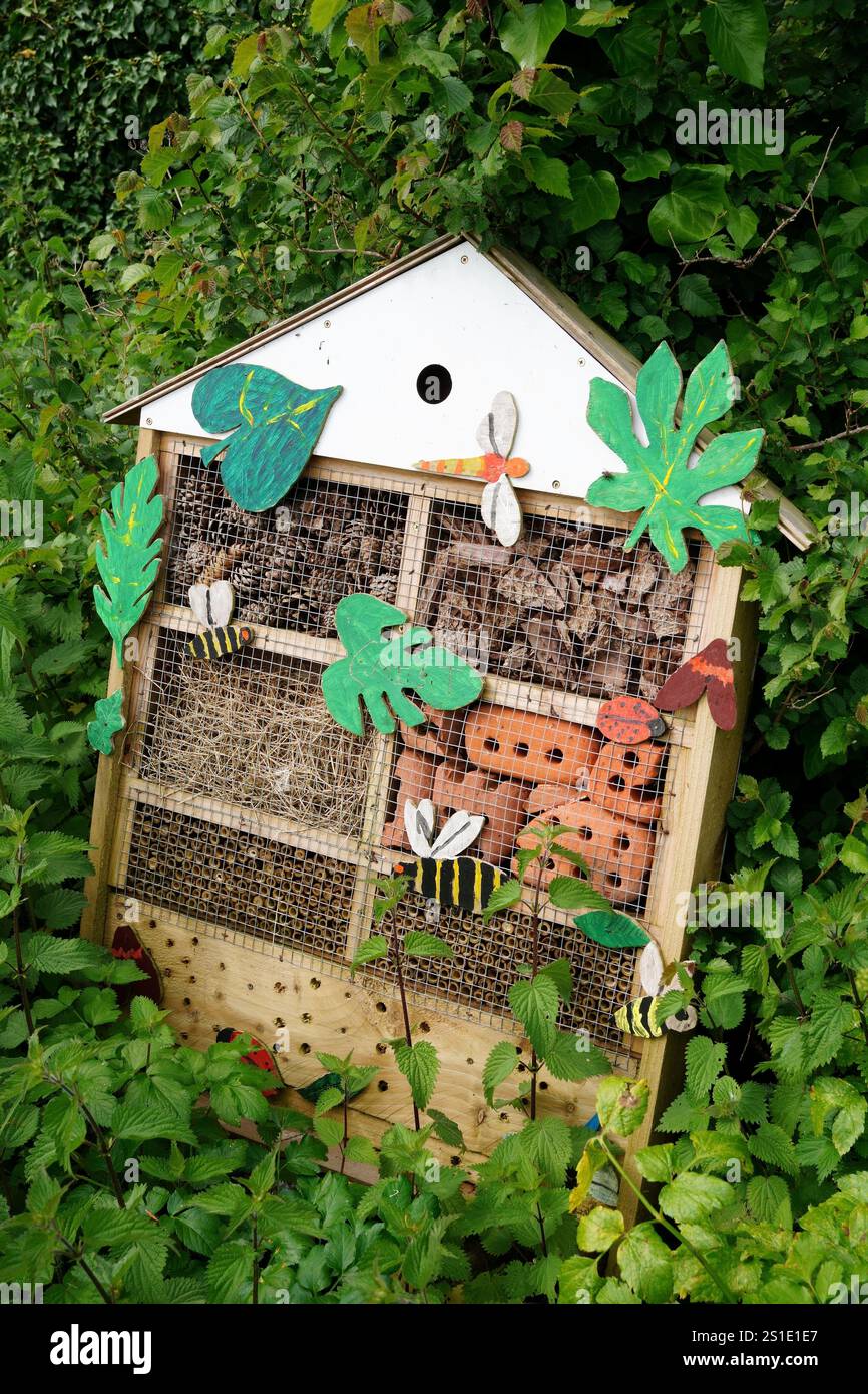 Bug Hotel dans un jardin de la faune, une forme de conservation de la nature, Royaume-Uni Banque D'Images