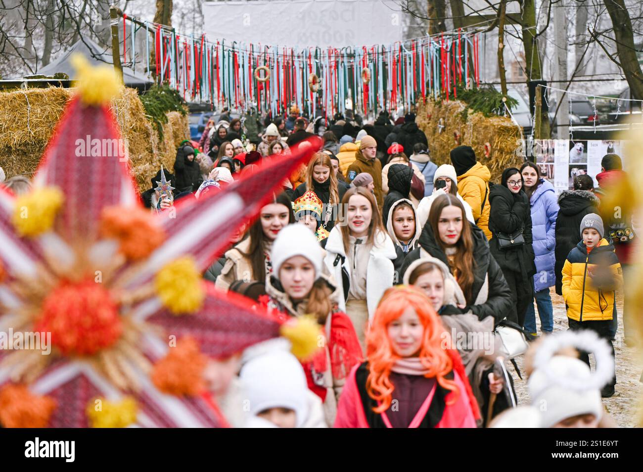 LVIV, UKRAINE - 29 DÉCEMBRE 2024 - les gens visitent le Bazar of Good événement caritatif organisé pendant les vacances de Noël et du nouvel an pour soutenir les animaux errants, Lviv, dans l'ouest de l'Ukraine. Banque D'Images