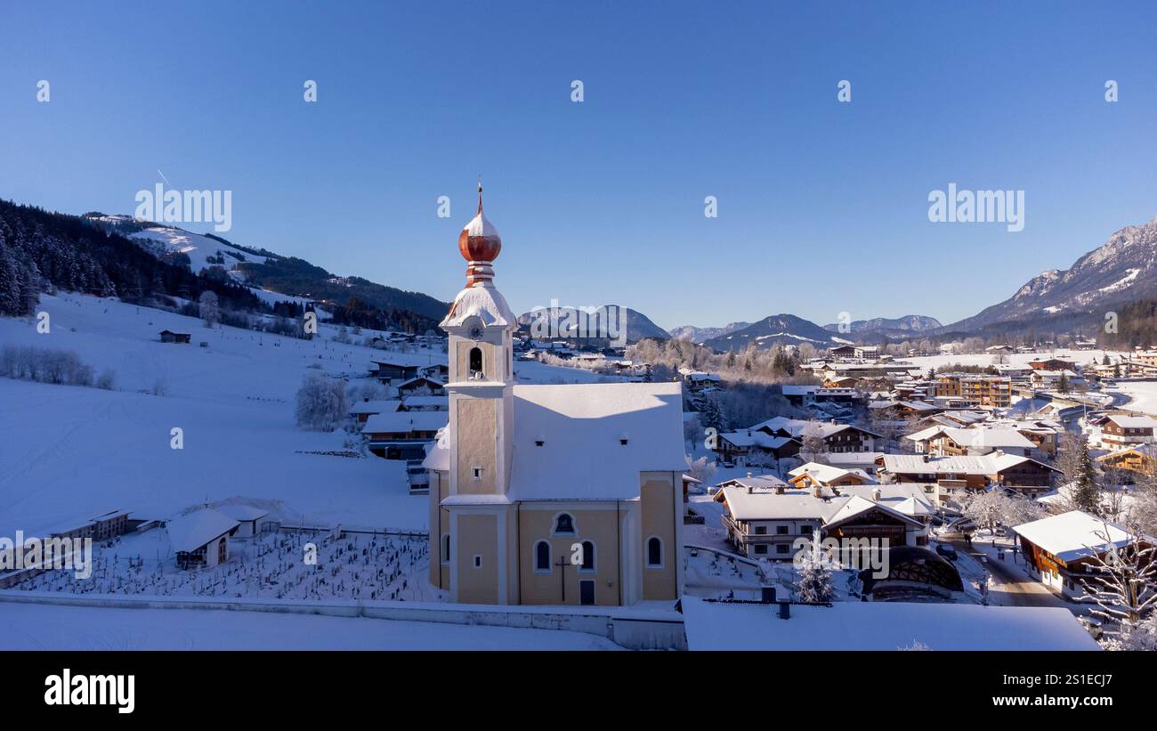 Vue de l'église du village à Going am Wilden Kaiser en Autriche Tyrol Alpes européennes Banque D'Images