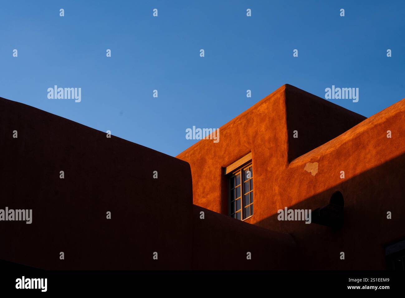 Le coucher de soleil à Santa Fe, Nouveau-Mexique, se reflète sur un bâtiment de style adobe le jeudi 2 janvier 2025. Banque D'Images