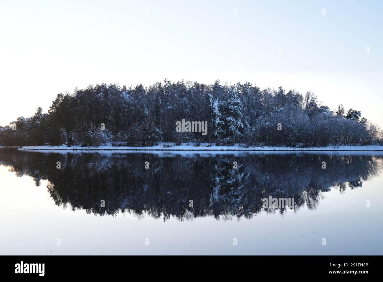 Le réservoir Harlaw dans les Pentland Hills, Balerno, Édimbourg. L'Agence britannique de sécurité sanitaire (UKHSA) a émis des alertes sanitaires par temps froid pour toute l'Angleterre avant une semaine de basses températures. Des alertes AMBER ont été émises à partir de 12 heures jeudi jusqu'au 8 janvier, ce qui signifie qu'une augmentation des décès, en particulier parmi les personnes âgées de 65 ans et plus ou souffrant de problèmes de santé, est probable, a déclaré l'UKHSA. Date de la photo : vendredi 3 janvier 2025. Banque D'Images