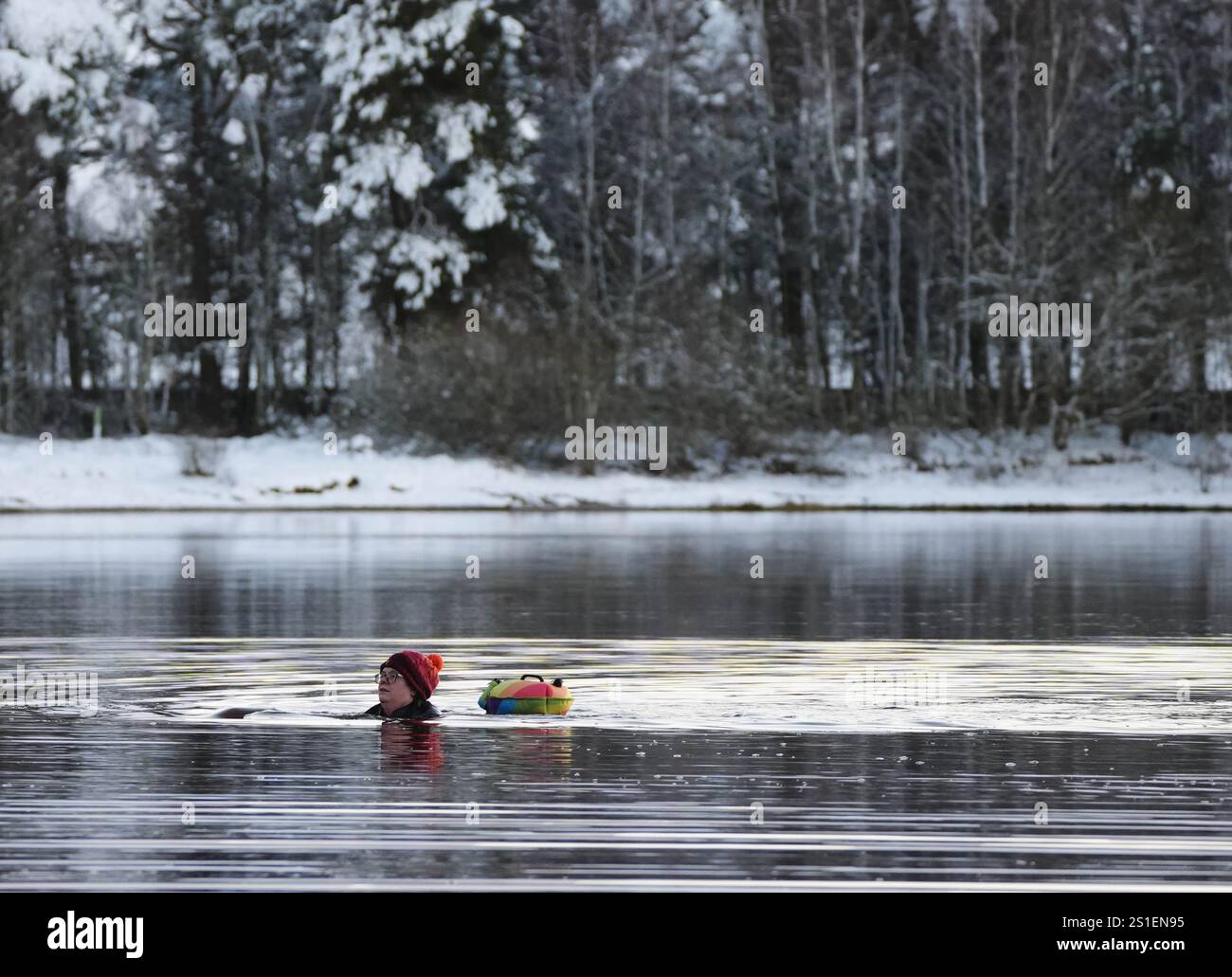 Un nageur au réservoir Harlaw dans les collines Pentland, Balerno, Édimbourg. L'Agence britannique de sécurité sanitaire (UKHSA) a émis des alertes sanitaires par temps froid pour toute l'Angleterre avant une semaine de basses températures. Des alertes AMBER ont été émises à partir de 12 heures jeudi jusqu'au 8 janvier, ce qui signifie qu'une augmentation des décès, en particulier parmi les personnes âgées de 65 ans et plus ou souffrant de problèmes de santé, est probable, a déclaré l'UKHSA. Date de la photo : vendredi 3 janvier 2025. Banque D'Images