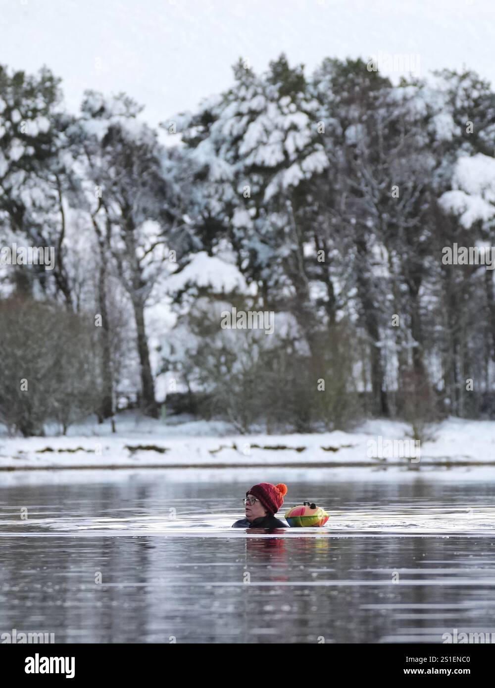 Un nageur au réservoir Harlaw dans les collines Pentland, Balerno, Édimbourg. L'Agence britannique de sécurité sanitaire (UKHSA) a émis des alertes sanitaires par temps froid pour toute l'Angleterre avant une semaine de basses températures. Des alertes AMBER ont été émises à partir de 12 heures jeudi jusqu'au 8 janvier, ce qui signifie qu'une augmentation des décès, en particulier parmi les personnes âgées de 65 ans et plus ou souffrant de problèmes de santé, est probable, a déclaré l'UKHSA. Date de la photo : vendredi 3 janvier 2025. Banque D'Images