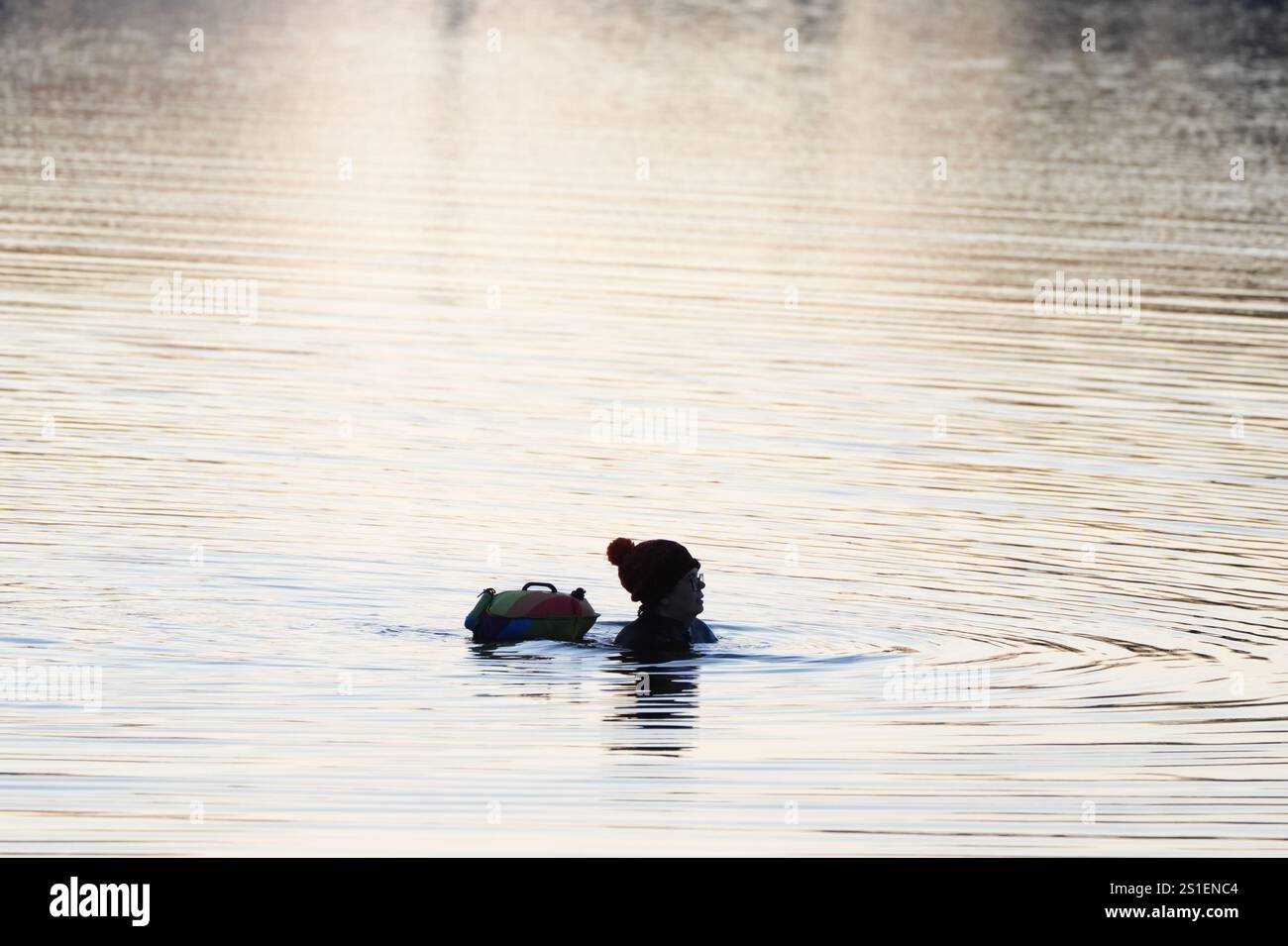 Un nageur au réservoir Harlaw dans les collines Pentland, Balerno, Édimbourg. L'Agence britannique de sécurité sanitaire (UKHSA) a émis des alertes sanitaires par temps froid pour toute l'Angleterre avant une semaine de basses températures. Des alertes AMBER ont été émises à partir de 12 heures jeudi jusqu'au 8 janvier, ce qui signifie qu'une augmentation des décès, en particulier parmi les personnes âgées de 65 ans et plus ou souffrant de problèmes de santé, est probable, a déclaré l'UKHSA. Date de la photo : vendredi 3 janvier 2025. Banque D'Images
