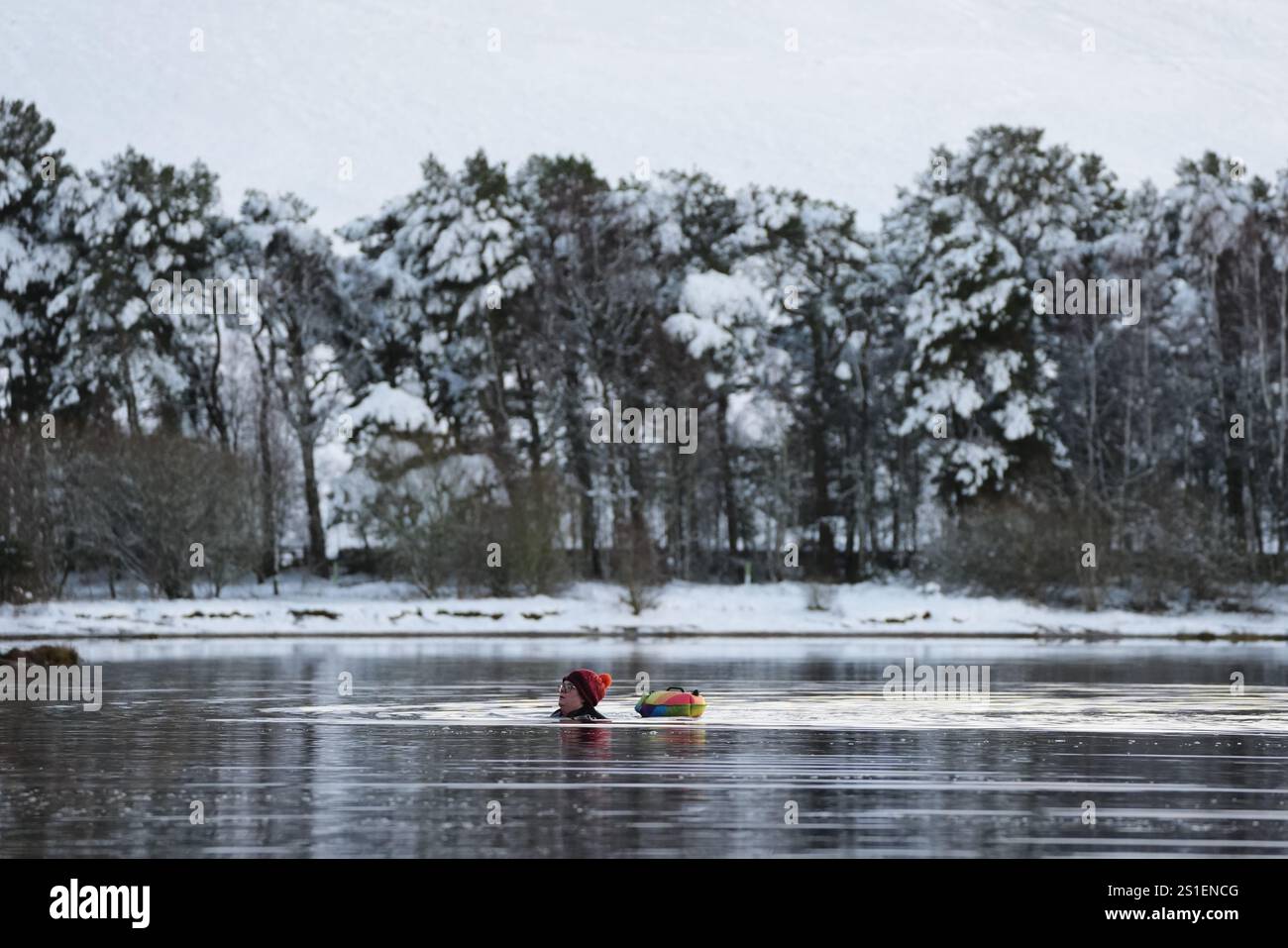 Un nageur au réservoir Harlaw dans les collines Pentland, Balerno, Édimbourg. L'Agence britannique de sécurité sanitaire (UKHSA) a émis des alertes sanitaires par temps froid pour toute l'Angleterre avant une semaine de basses températures. Des alertes AMBER ont été émises à partir de 12 heures jeudi jusqu'au 8 janvier, ce qui signifie qu'une augmentation des décès, en particulier parmi les personnes âgées de 65 ans et plus ou souffrant de problèmes de santé, est probable, a déclaré l'UKHSA. Date de la photo : vendredi 3 janvier 2025. Banque D'Images