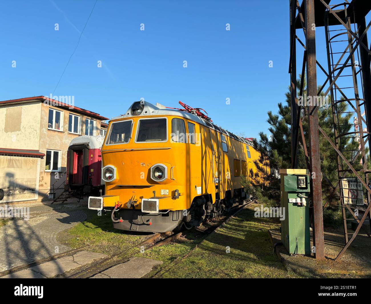 Anciennes locomotives polonaises à vapeur, diesel et électriques au Muzeum Kolejnictwa na Śląsku w Jaworzynie Śląskiej, Pologne. Vieux transport public industriel - Image de stock capturée avec un smartphone
