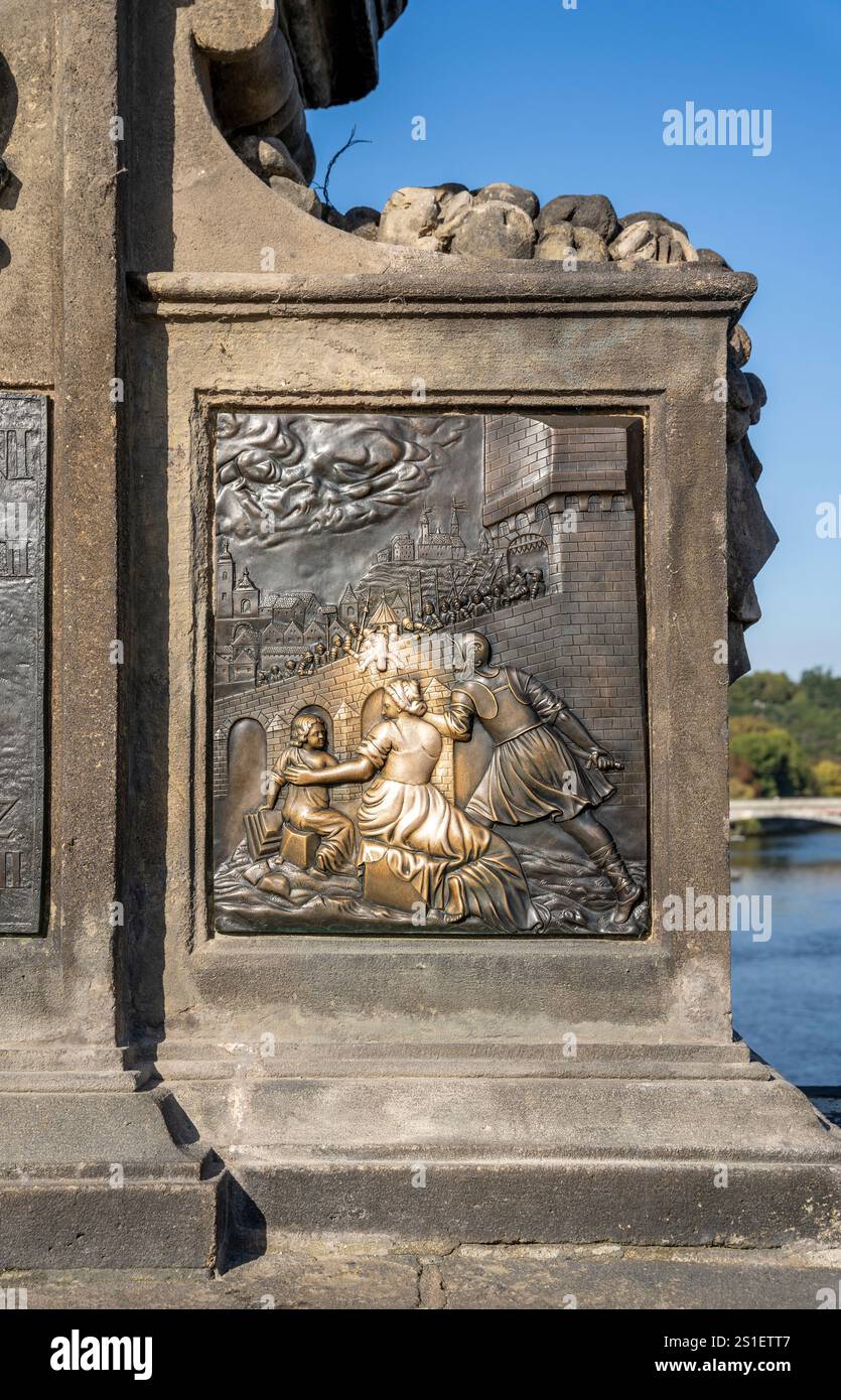 Bas-relief en bronze frotté par les touristes pour porter chance au pied de la statue de Saint Jean de Nepomuk, sur le pont Charles, Prague, République tchèque Banque D'Images