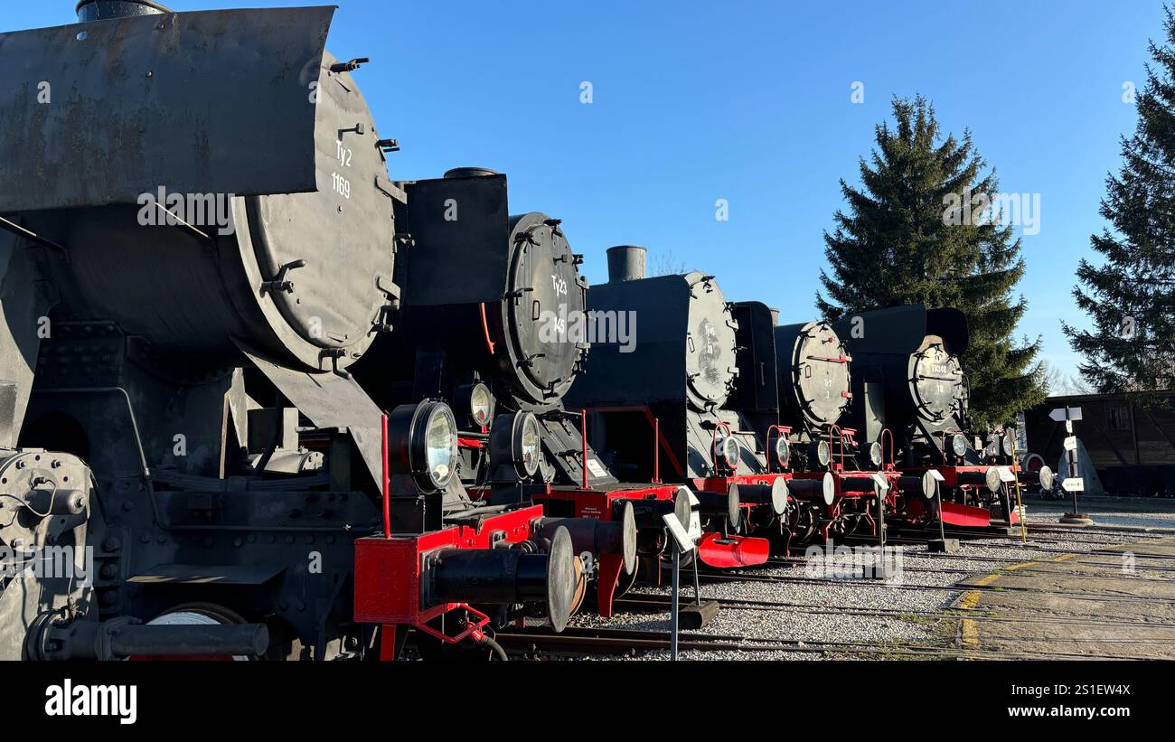 Anciennes locomotives polonaises à vapeur, diesel et électriques au Muzeum Kolejnictwa na Śląsku w Jaworzynie Śląskiej, Pologne. Vieux transport public industriel - Image de stock capturée avec un smartphone