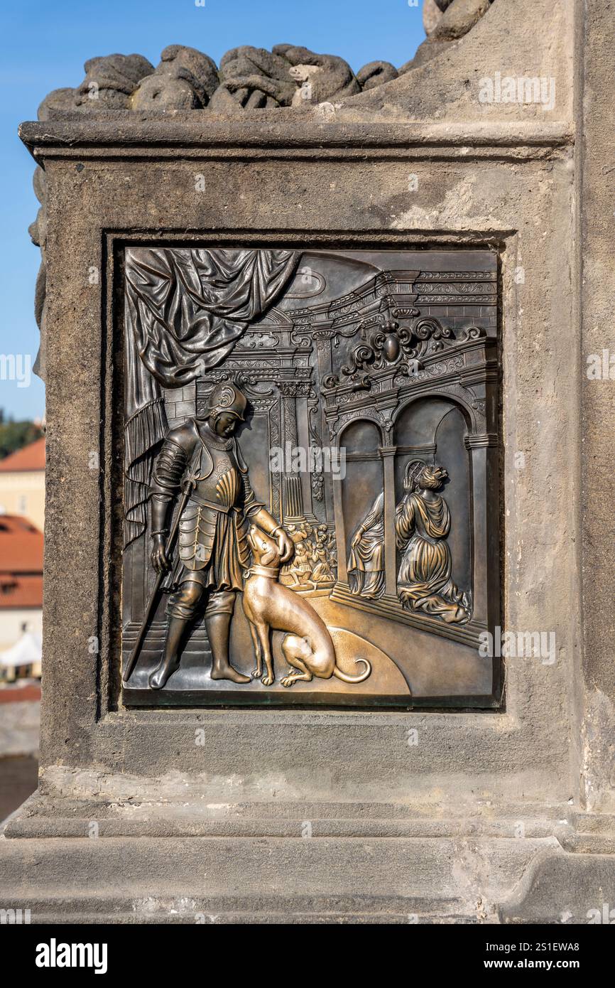 Bas-relief en bronze frotté par les touristes pour porter chance au pied de la statue de Saint Jean de Nepomuk, sur le pont Charles, Prague, République tchèque Banque D'Images