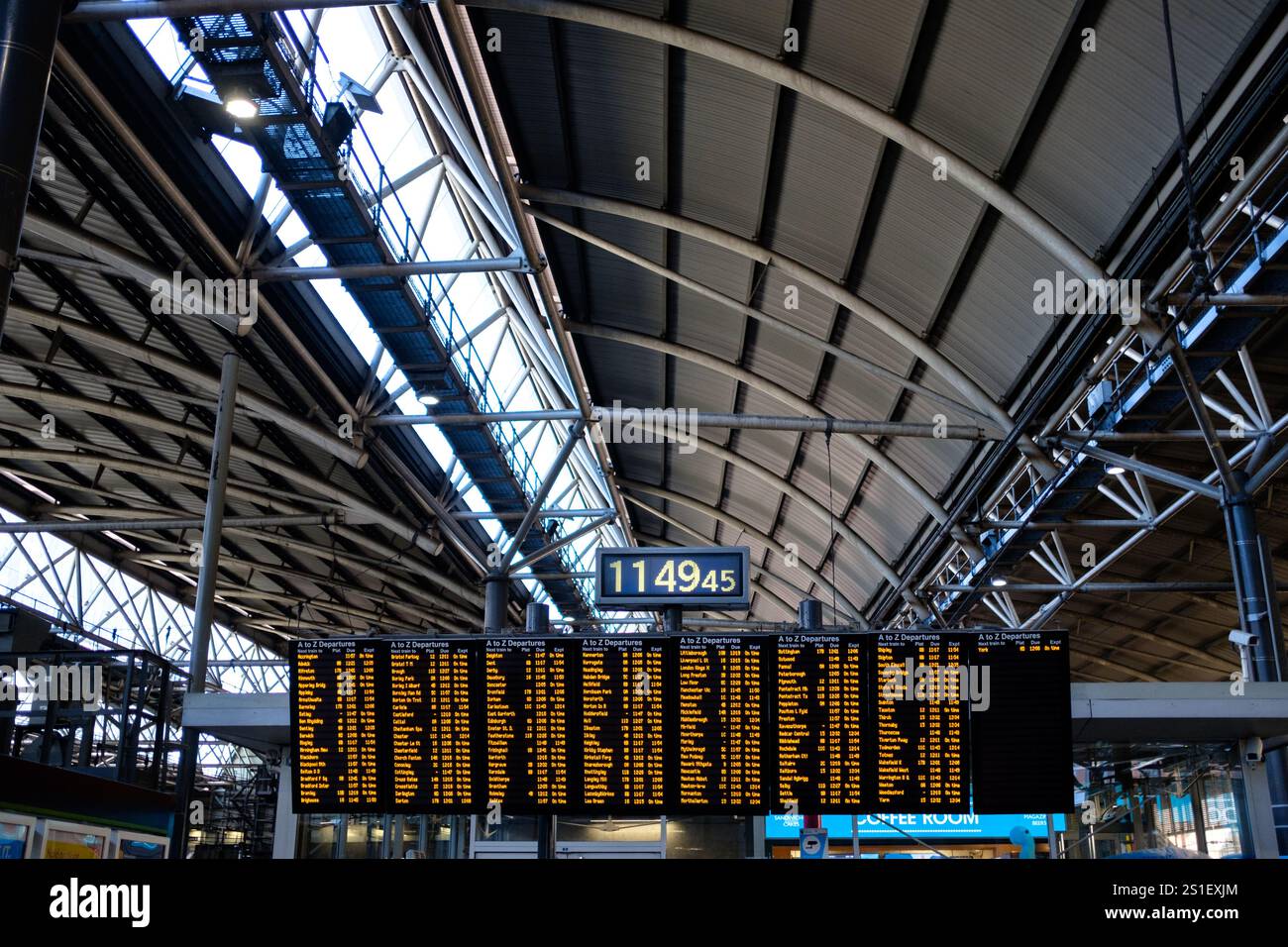 Leeds Angleterre : 3 juin 2024 : Gare de Leeds. Un grand panneau d'arrivée et de départ affiche les horaires et les destinations des trains dans une gare Banque D'Images