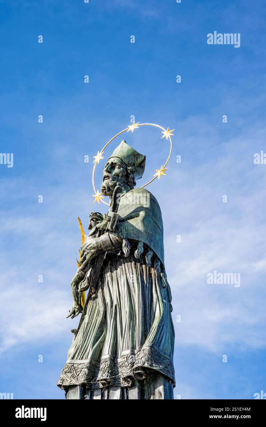 Statue en bronze de Saint Jean de Nepomuk sculpture en plein air par le sculpteur Jan Brokoff sur le pont Charles, Prague, République tchèque Banque D'Images