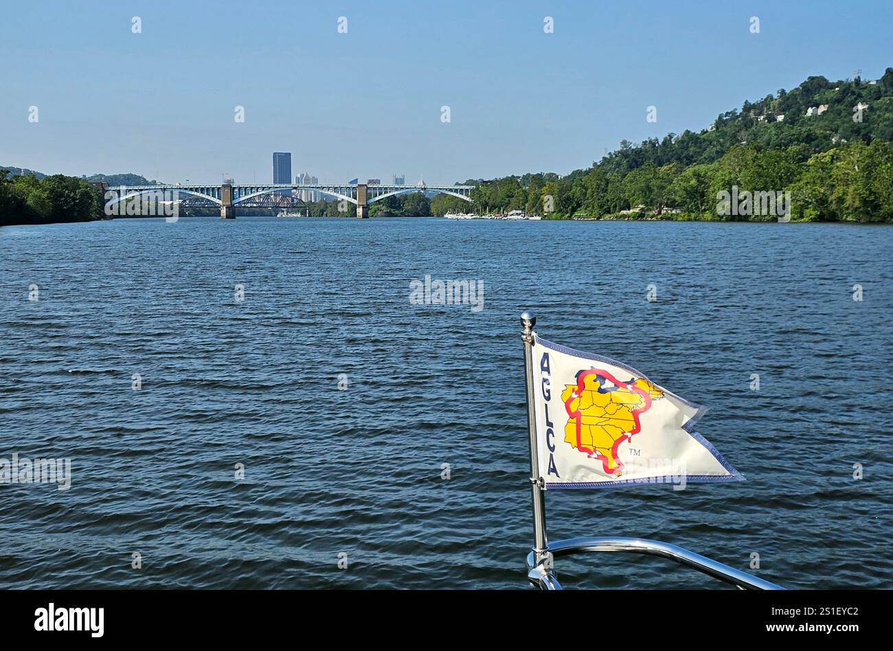 Approche de Pittsburgh sur la rivière Allegheny, Pennsylvanie - Image de stock capturée avec un smartphone