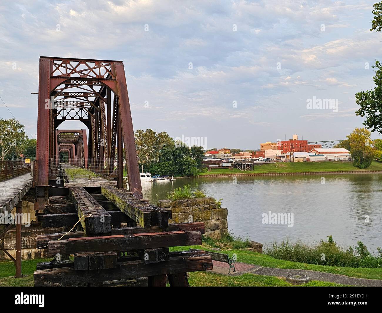 Pont ferroviaire historique reliant Marietta et Harmer à travers la rivière Muskingum Banque D'Images