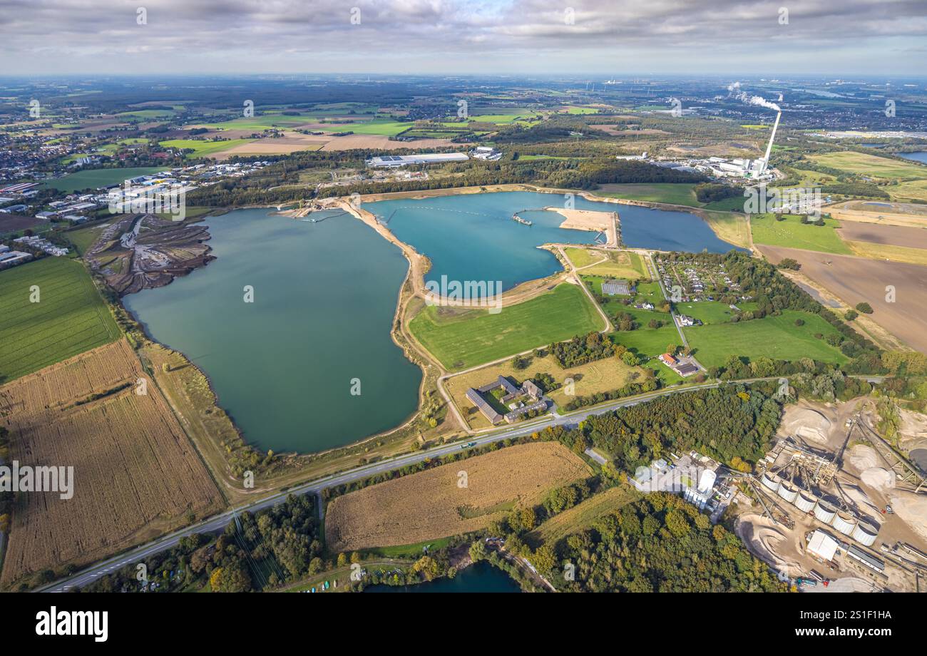 Vue aérienne, dragage de gravier lac Rossenray, centre d'élimination des déchets Asdonkshof avec cheminée, vue lointaine, Rossenray, Kamp-Lintfort, région de la Ruhr, Nord R Banque D'Images