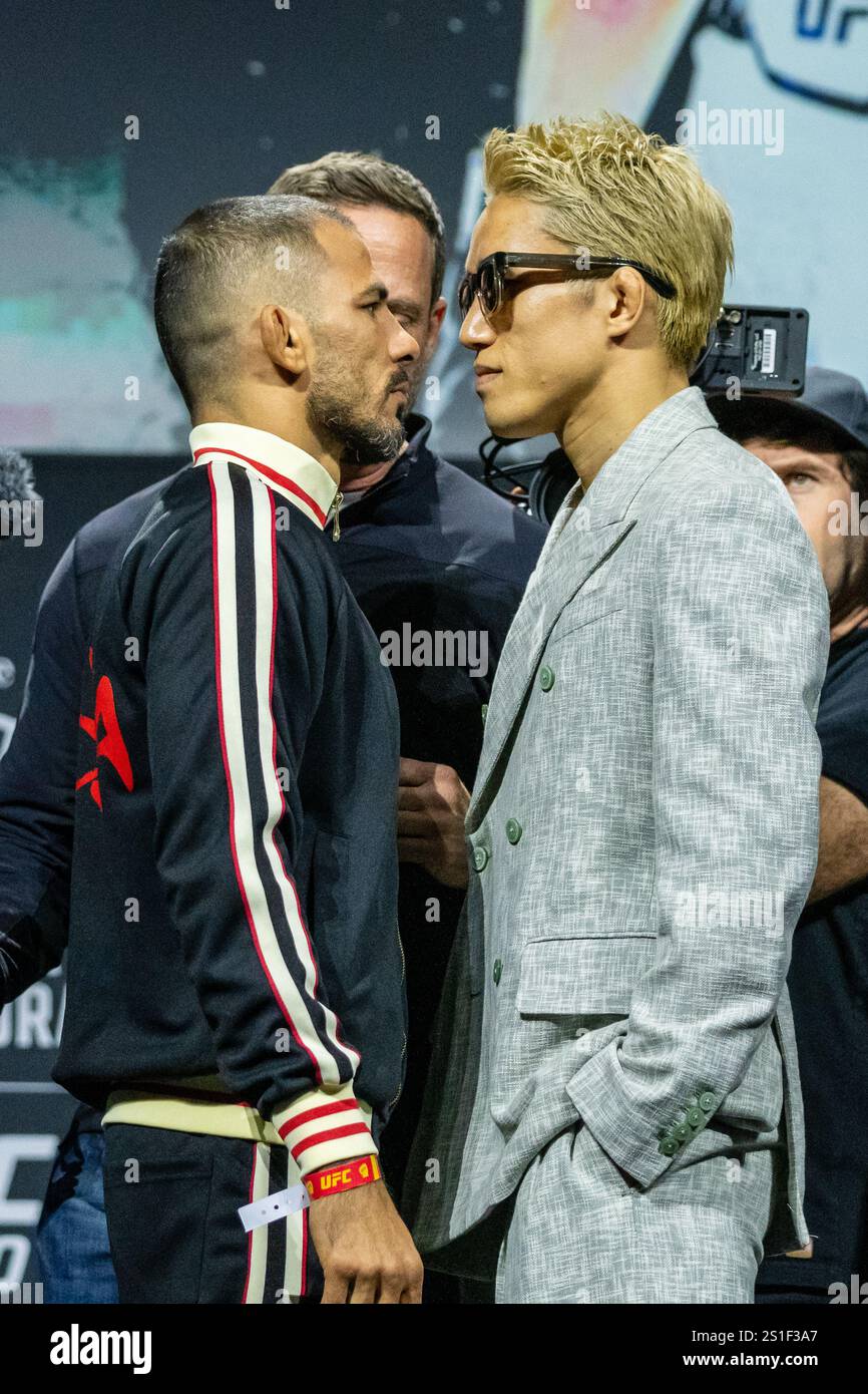 Alexandre Pantoja du Brésil et Kai Asakura du Japon s'affrontent lors de la conférence de presse de l'UFC 310 au MGM Grand Garden Arena Banque D'Images