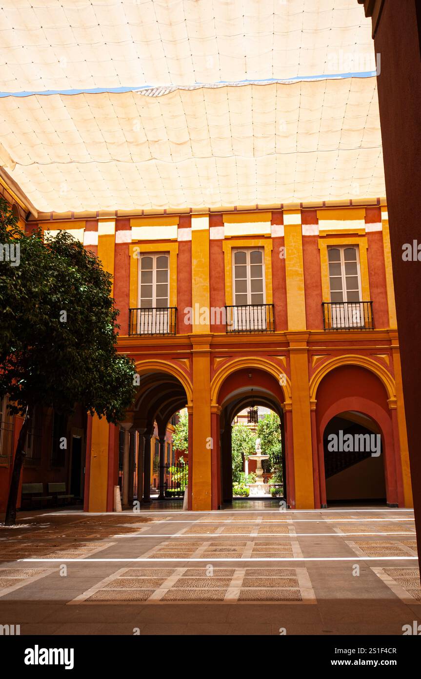 Cour du palais de l'archevêque avec auvents pour protéger du soleil Séville, Andalousie, Espagne Banque D'Images