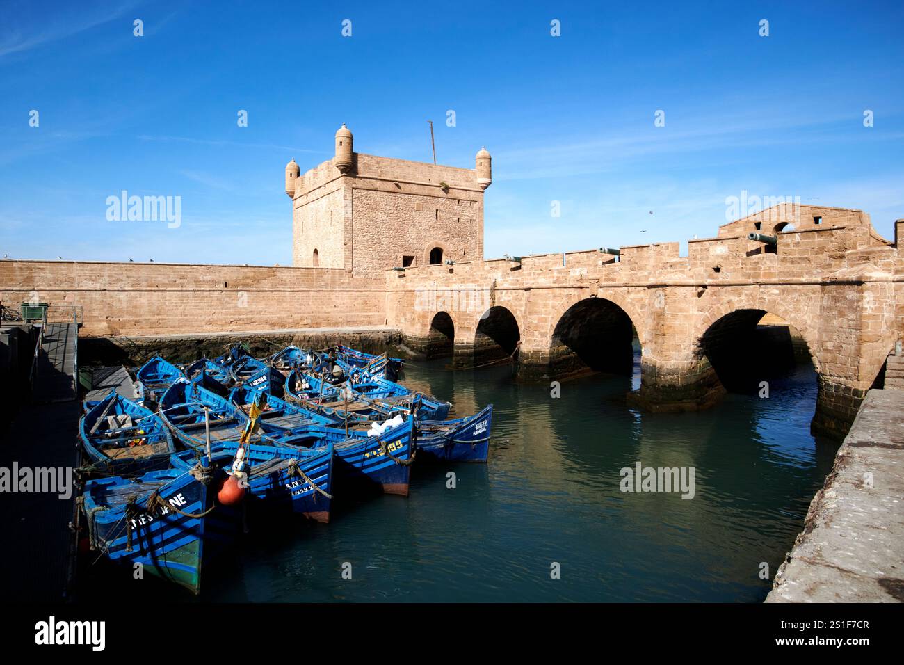 bateaux de pêche traditionnels en bois peints en bleu devant le skala du port et les fortifications portuaires essaouira, maroc Banque D'Images