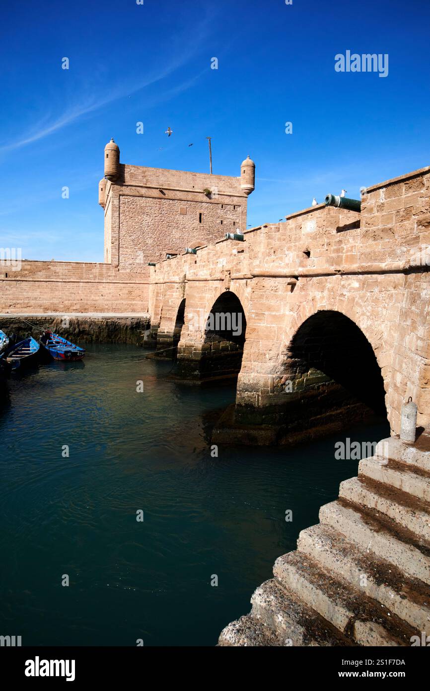 skala du port et fortifications portuaires avec des marches descendant à l'eau essaouira, maroc Banque D'Images
