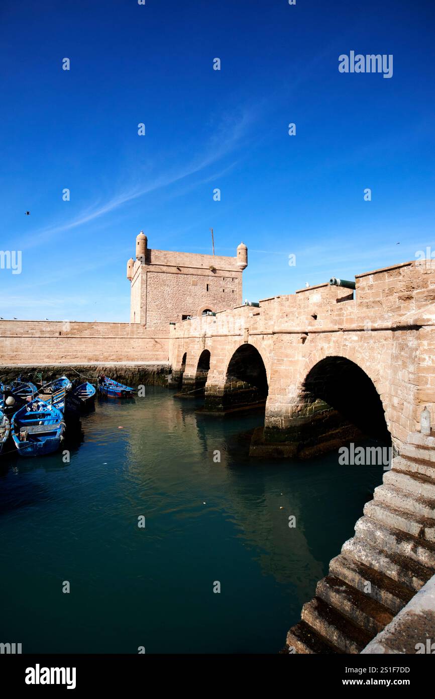 skala du port et fortifications portuaires avec des marches descendant à l'eau essaouira, maroc Banque D'Images