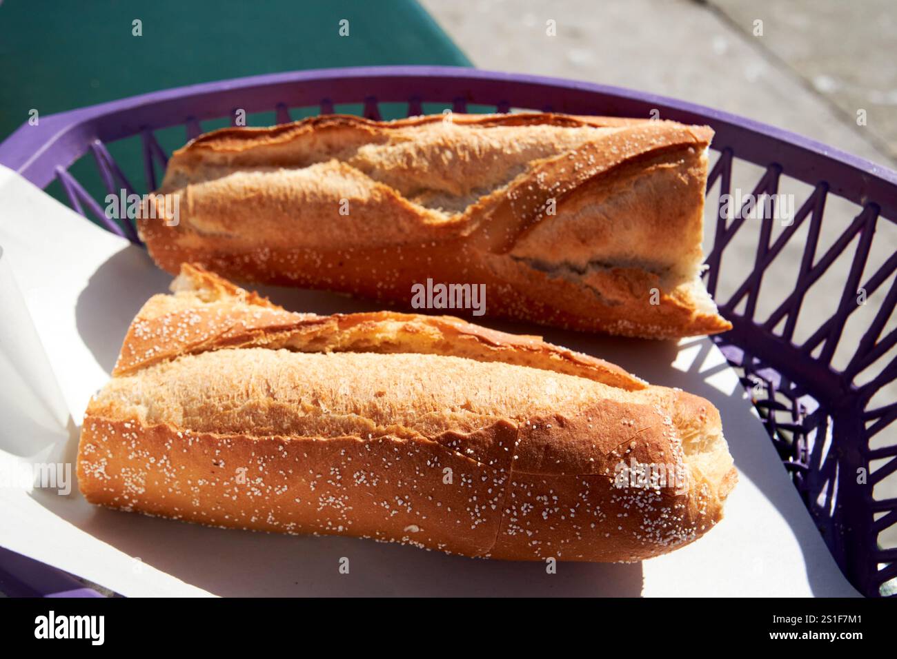 baguette fraîche divisée en deux dans un panier dans un café du port d'essaouira, maroc Banque D'Images