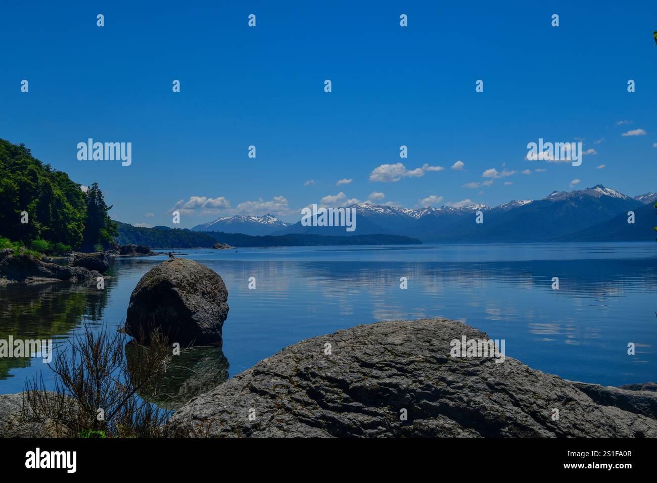 Vue sur le lac Nahuel Huapi au parc national Los Arrayanes, Bariloche, Argentine Banque D'Images