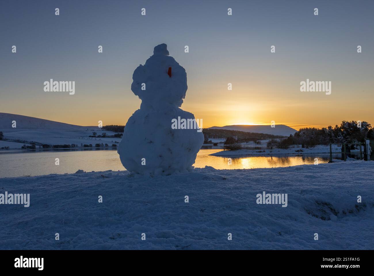 Harlaw. Balerno. Midlothian. Écosse, Royaume-Uni. 3 janvier 2025. Quelqu'un a trouvé assez de neige pour construire ce bonhomme de neige au réservoir Harlaw près de Salerne dans le Midlothian et il a ajouté du contenu à ma photo de coucher de soleil! (Crédit photo : David Mollison/Alamy Live News Banque D'Images