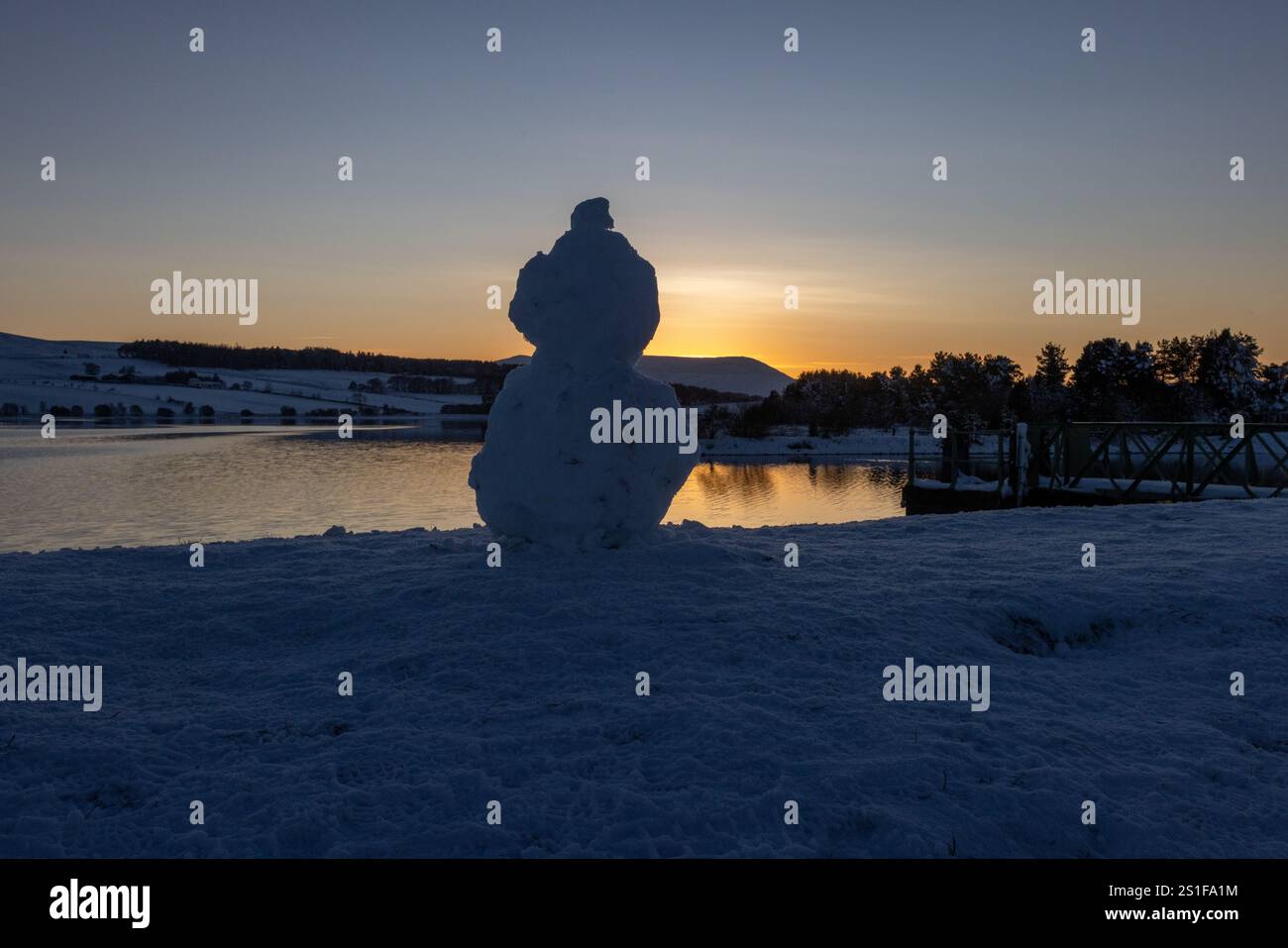 Harlaw. Balerno. Midlothian. Écosse, Royaume-Uni. 3 janvier 2025. Quelqu'un a trouvé assez de neige pour construire ce bonhomme de neige au réservoir Harlaw près de Salerne dans le Midlothian et il a ajouté du contenu à ma photo de coucher de soleil! (Crédit photo : David Mollison/Alamy Live News Banque D'Images
