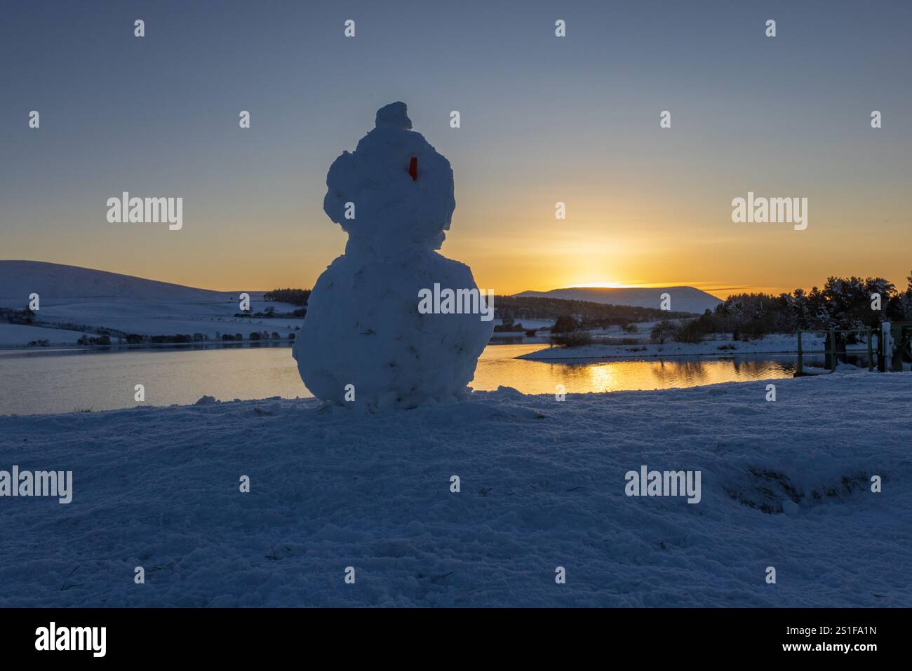 Harlaw. Balerno. Midlothian. Écosse, Royaume-Uni. 3 janvier 2025. Quelqu'un a trouvé assez de neige pour construire ce bonhomme de neige au réservoir Harlaw près de Salerne dans le Midlothian et il a ajouté du contenu à ma photo de coucher de soleil! (Crédit photo : David Mollison/Alamy Live News Banque D'Images