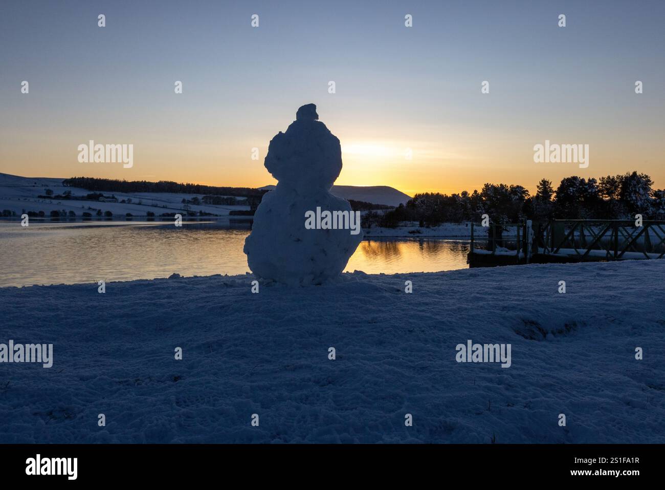 Harlaw. Balerno. Midlothian. Écosse, Royaume-Uni. 3 janvier 2025. Quelqu'un a trouvé assez de neige pour construire ce bonhomme de neige au réservoir Harlaw près de Salerne dans le Midlothian et il a ajouté du contenu à ma photo de coucher de soleil! (Crédit photo : David Mollison/Alamy Live News Banque D'Images