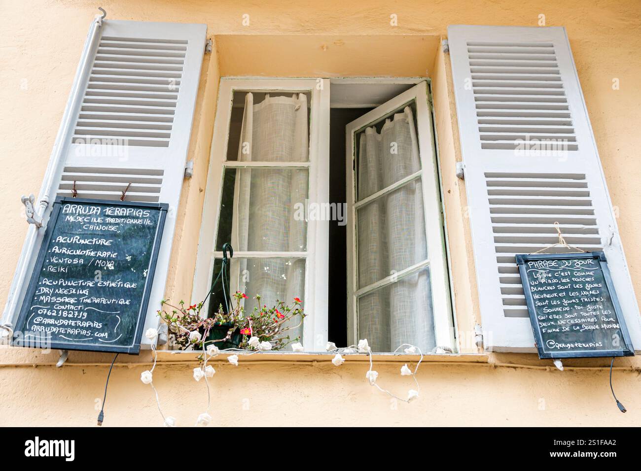 Cannes France,Provence Alpes Cote d’Azur,le Suquet,Rue Louis Perrissol,Arruda Therapias,médecine traditionnelle chinoise,acupuncture,auriculothérapie,vento Banque D'Images