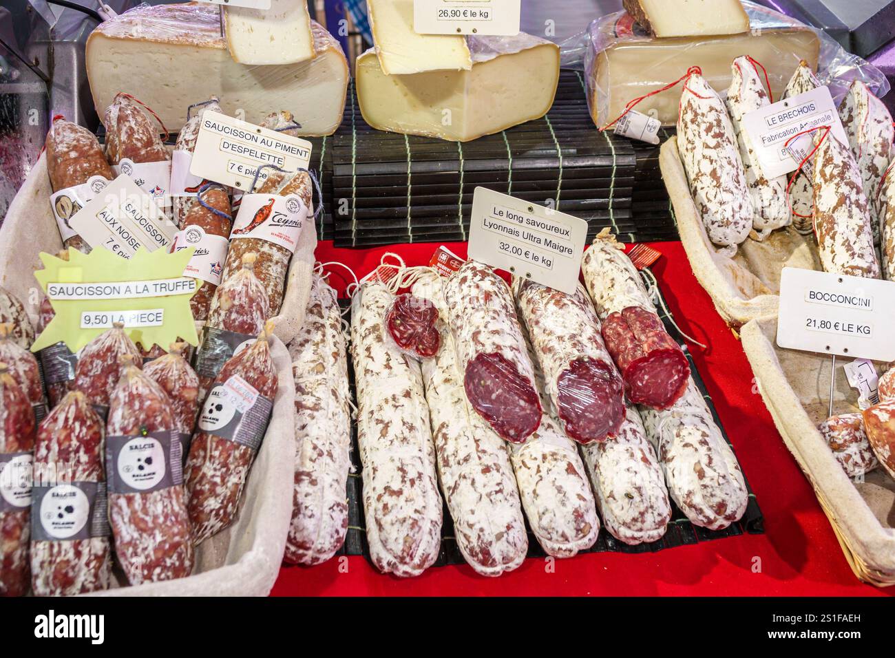 Cannes France,Provence Alpes Cote d’Azur,Marche Forville marché traditionnel,Marche Forville shopping,vente présentoir,saucisson artisanal,saucisson a la truffe s. Banque D'Images