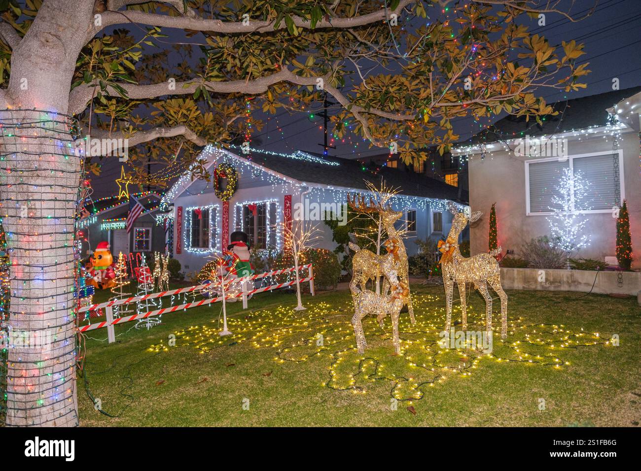 Candy Cane Lane - une rue célèbre pour ses lumières de Noël - à El Segundo, Californie, États-Unis d'Amérique Banque D'Images