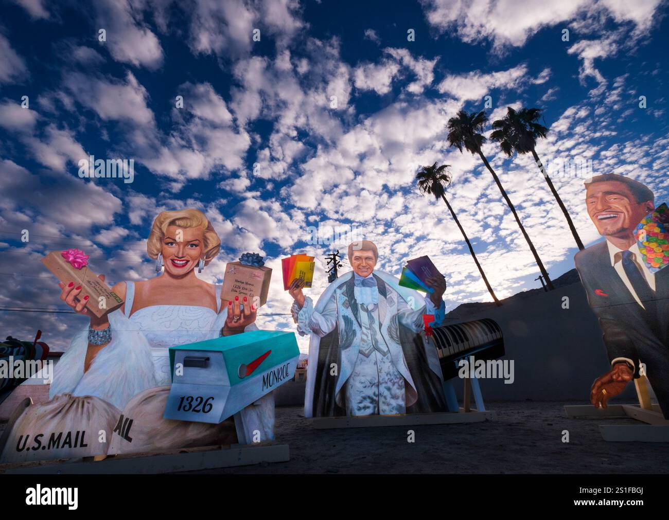 Marilyn Monroe et d'autres sur un chantier de construction. Palm Springs, Californie, États-Unis d'Amérique (certains masques Photoshop utilisés dans cette image.) Banque D'Images