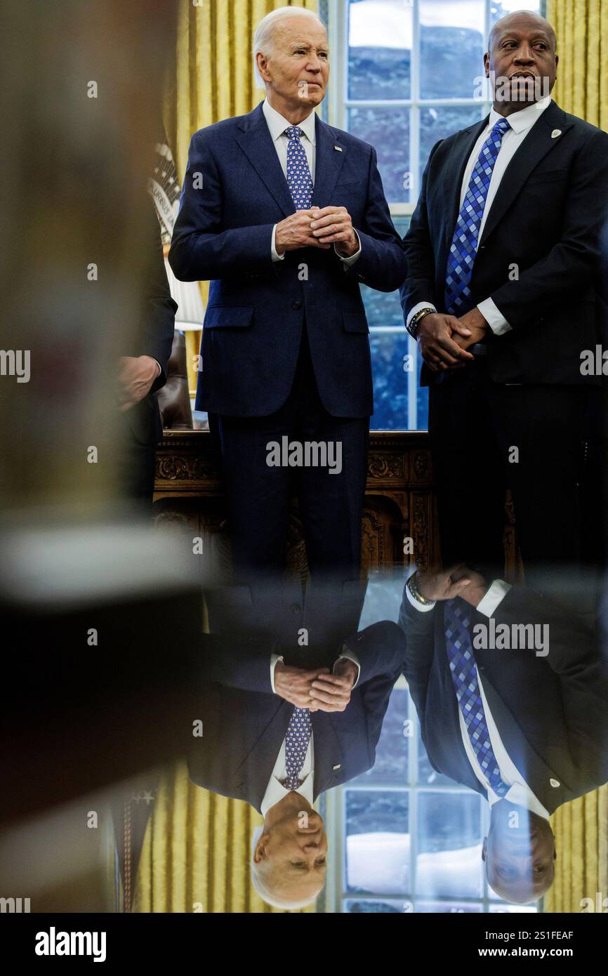 Washington, DC. 3 janvier 2025. Le président des États-Unis Joe Biden, à gauche, prend la parole après avoir remis la Médaille de la valeur à huit agents de la sécurité publique lors d'une cérémonie au Bureau ovale le 3 janvier 2025 à Washington DC. Crédit : Samuel Corum/Pool via CNP/dpa/Alamy Live News Banque D'Images