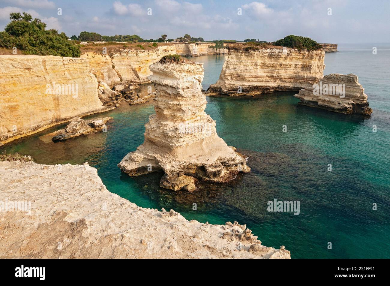 Côte en retrait à Torre Sant’Andrea dans le Salento, Pouilles, Italie Banque D'Images