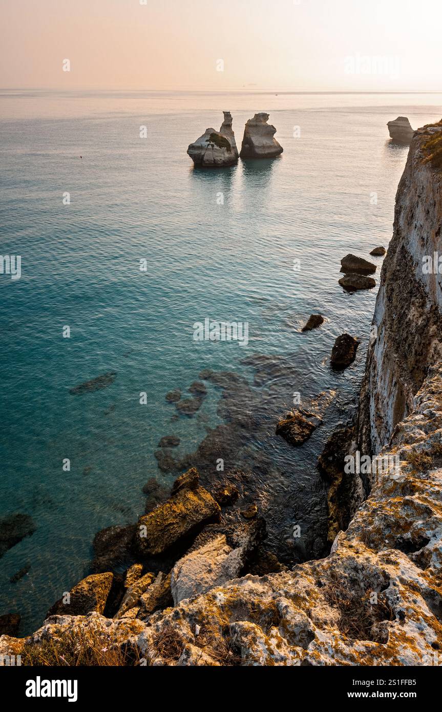 Lever du soleil sur le due Sorelle à Salento, Pouilles, Italie Banque D'Images