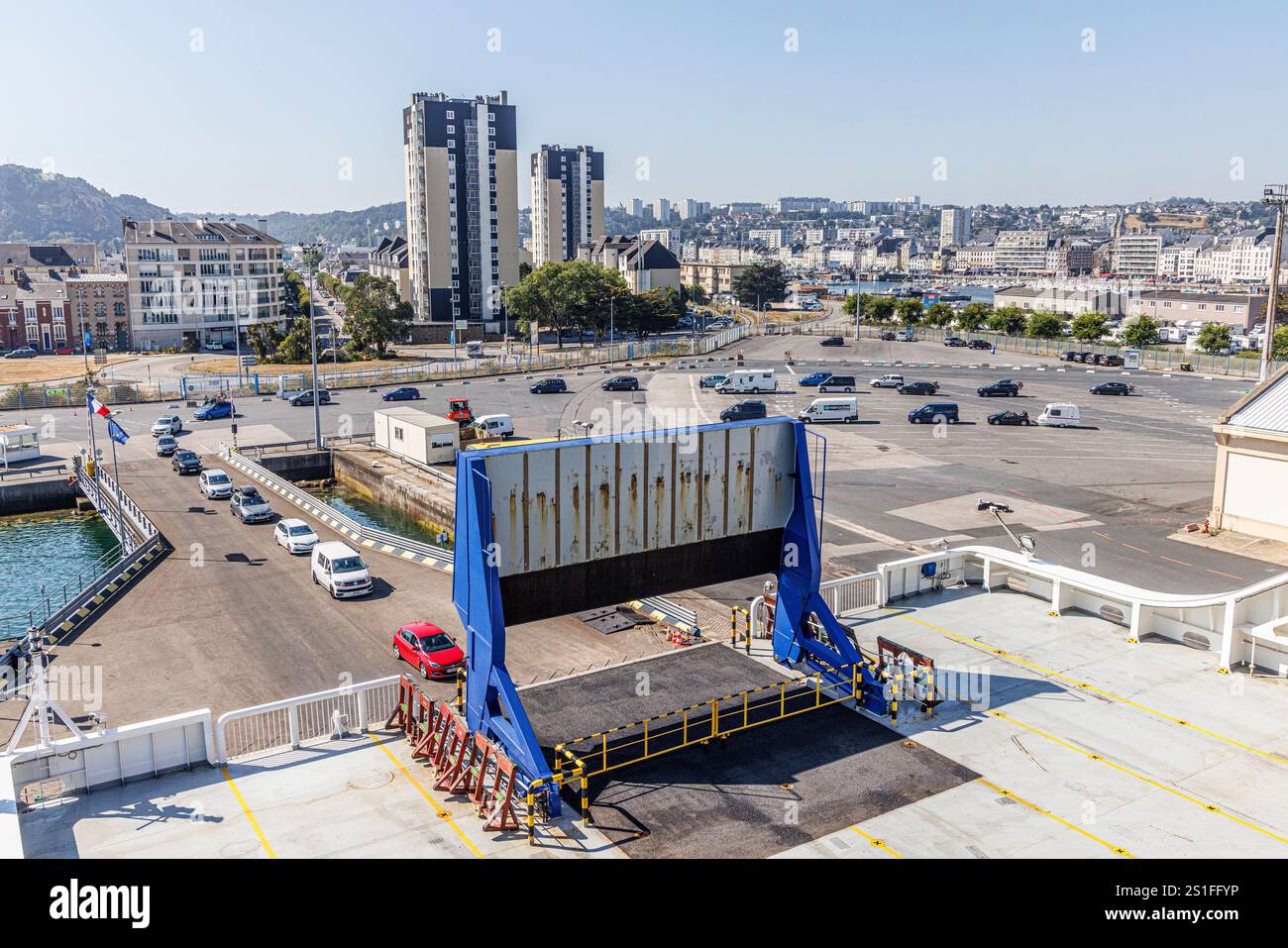 Voitures conduisant sur le ferry, Port de Cherbourg, France Banque D'Images