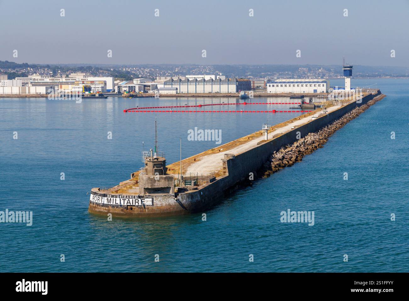 Port militaire, entrée du port de Cherbourg, France Banque D'Images